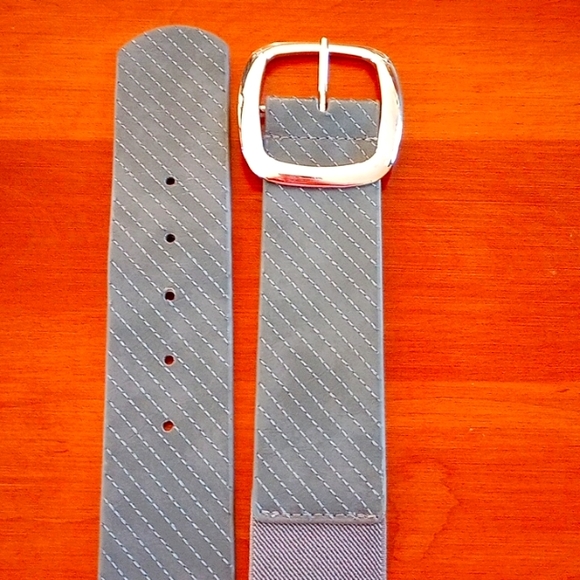 New York & Company Women's (Elasticized )Belt, Size: S/M,Gray NWT,Silver buckle - Picture 4 of 6